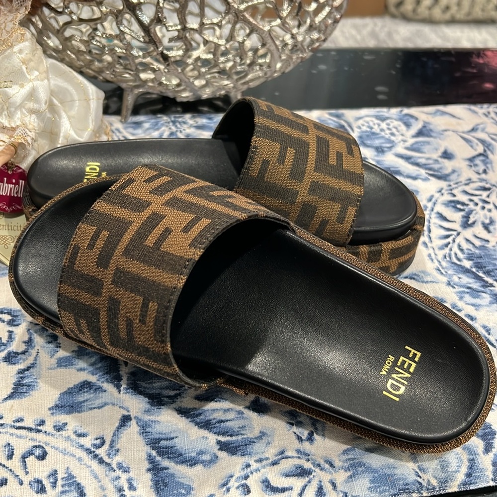 FENDI Roma LOGO Slides - Picture 5 of 5